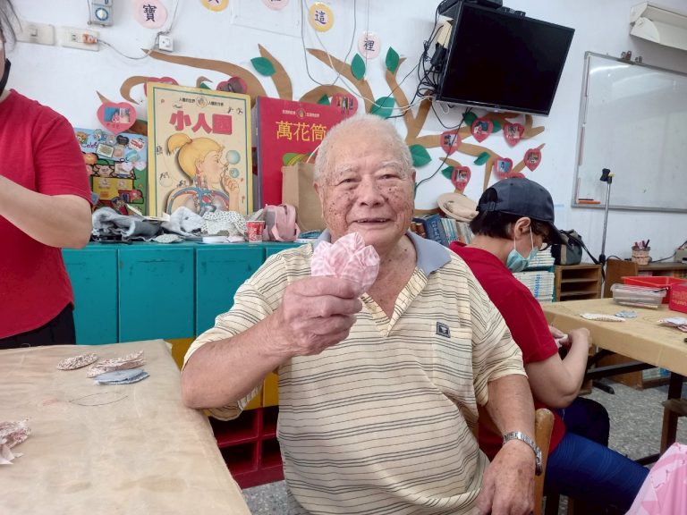 LINE_ALBUM_2025.7.8 貝殼零錢包。    針線縫製可以訓練長輩們的手指肌力運動