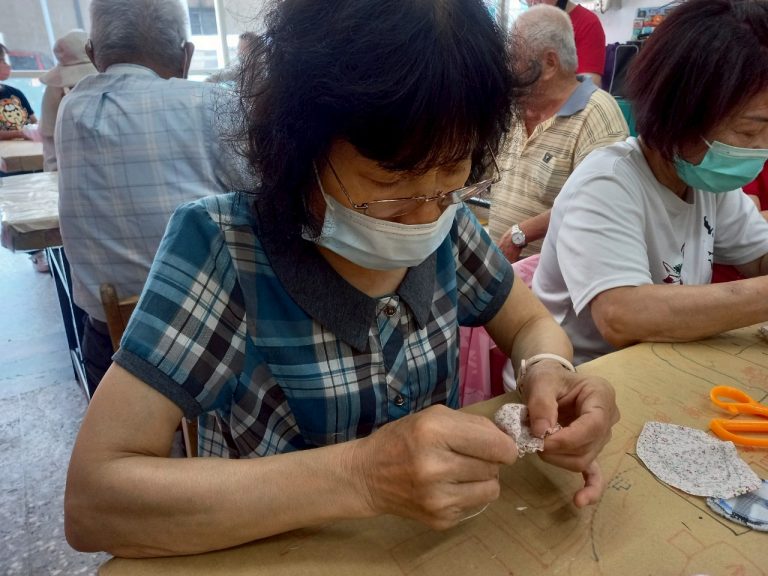 LINE_ALBUM_2025.7.8 貝殼零錢包。    針線縫製可以訓練長輩們的手指肌力運動