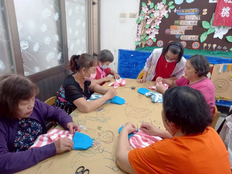LINE_ALBUM_2025.6.19 廚房擦手巾      縫工練習手指靈活度. 增進手眼協調能力