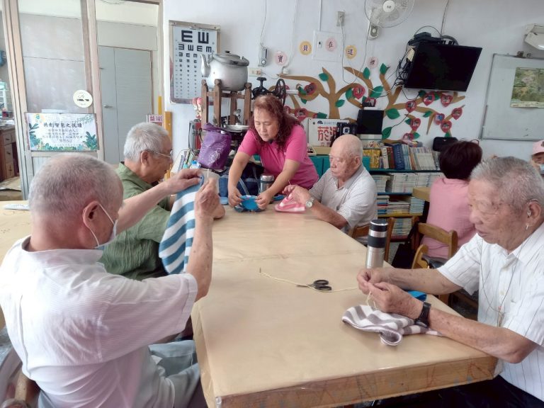 LINE_ALBUM_2025.6.19 廚房擦手巾      縫工練習手指靈活度. 增進手眼協調能力