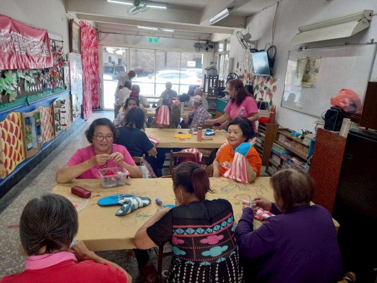 LINE_ALBUM_2025.6.19 廚房擦手巾      縫工練習手指靈活度. 增進手眼協調能力
