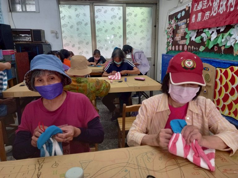 LINE_ALBUM_2025.6.19 廚房擦手巾      縫工練習手指靈活度. 增進手眼協調能力