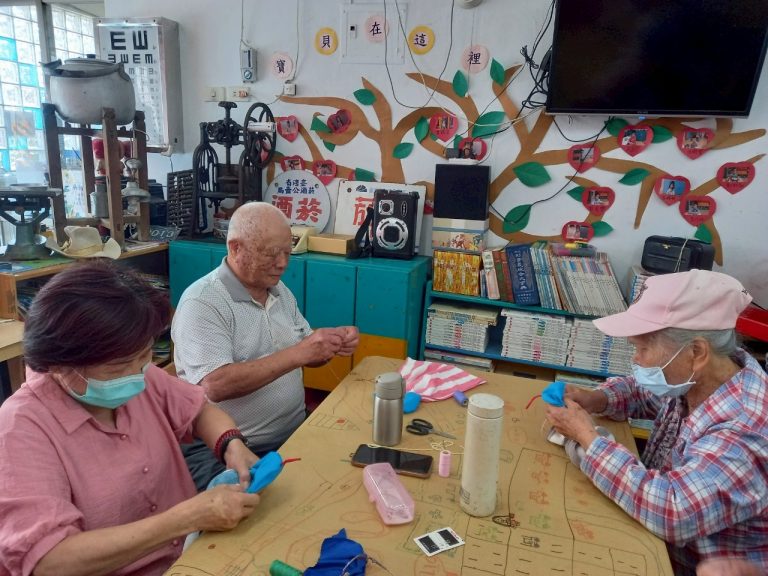 LINE_ALBUM_2025.6.19 廚房擦手巾      縫工練習手指靈活度. 增進手眼協調能力