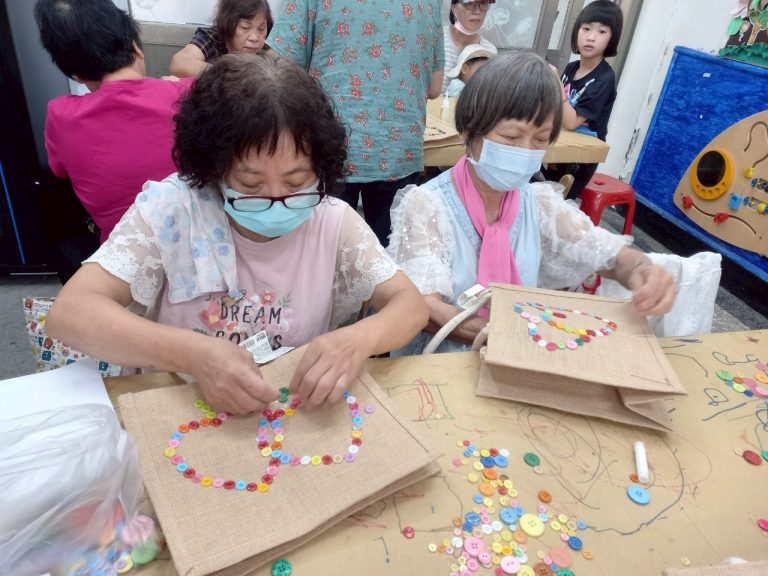 LINE_ALBUM_2025.7.17 鈕扣黃麻袋縫製。      從互動中學習技能和經驗