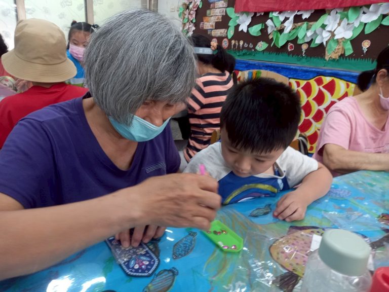 LINE_ALBUM_2025.8.12 閃耀你的閱讀時光。長輩們動手拼貼專屬--貼鑽書籤