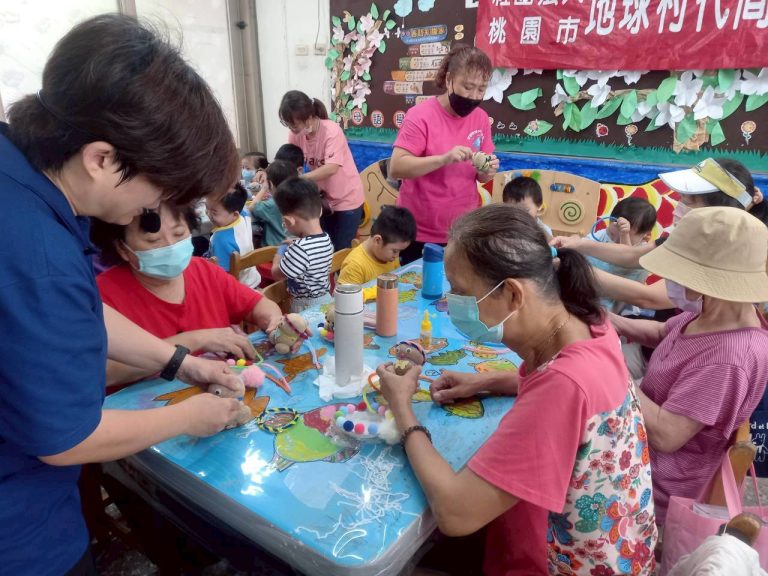 LINE_ALBUM_2025.8.19 草頭娃娃。發揮創意裝飾可愛草頭娃娃. 每日噴水細心照顧